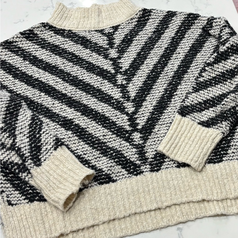 Tahari Black and Cream Sweater EUC